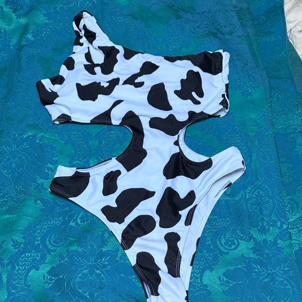 SHEIN Black and White One-Shoulder Swimsuit